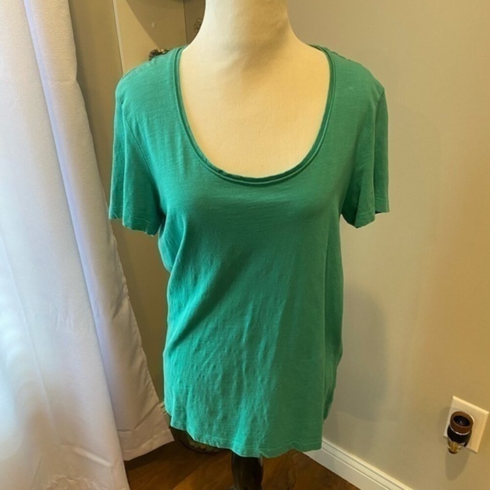 Green women’s Eddie Bauer tee shirt. Sz Small.